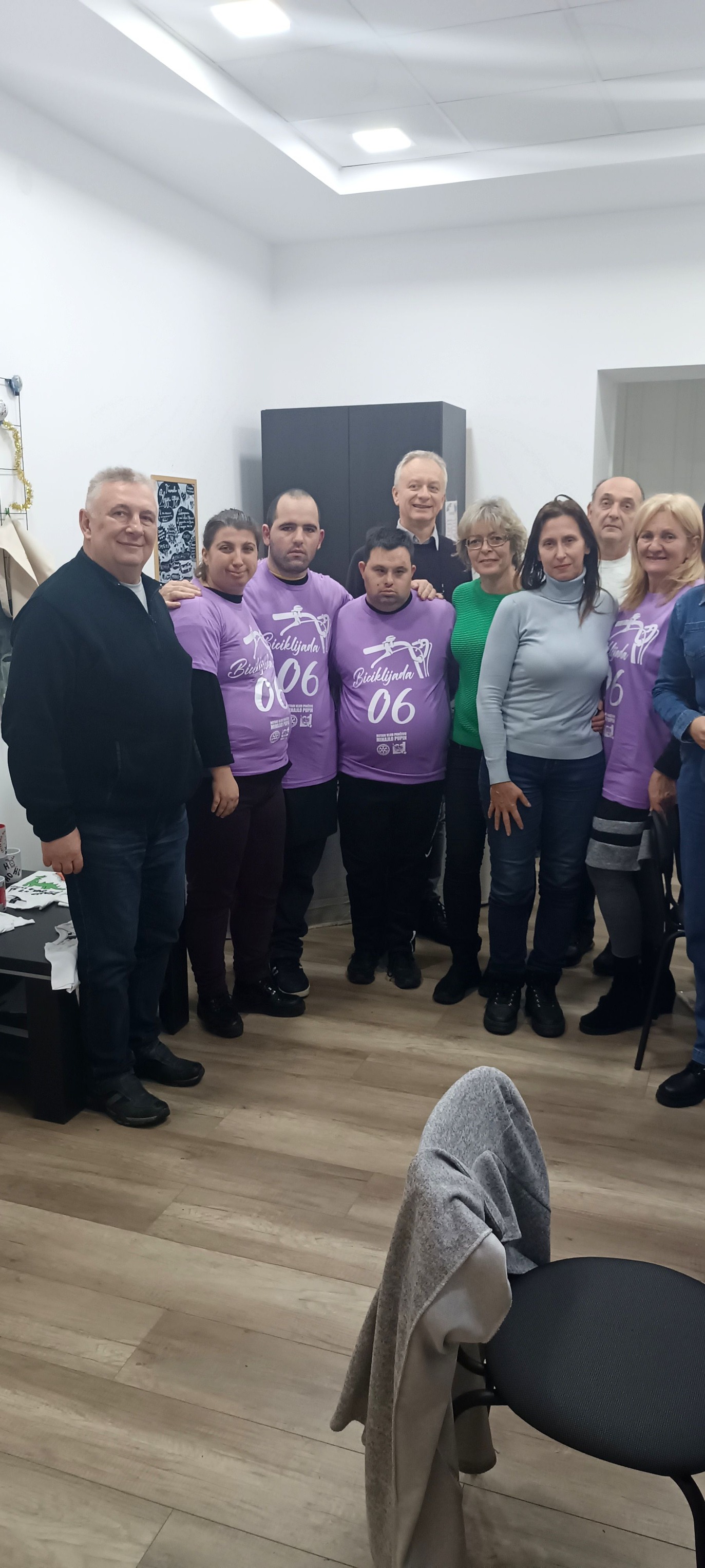 Poslednji sastanak ove godine proveli smo u ,,Zvucima srca" podelivši majice…
